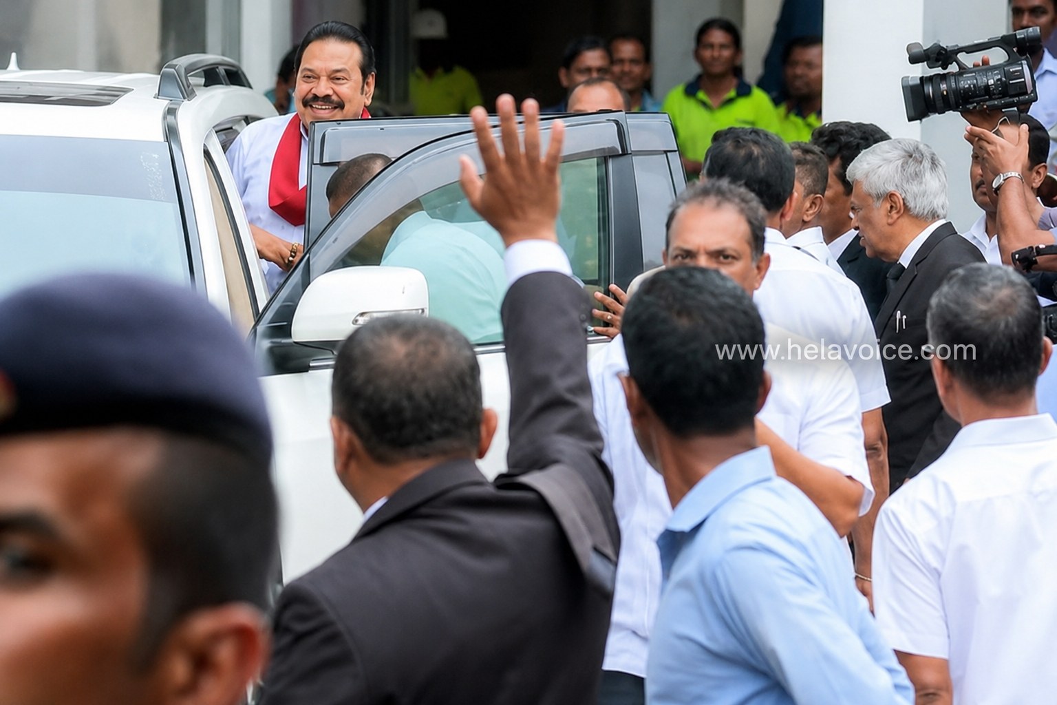 පැය දෙකකට වැඩි ප්රකාශයකින් පසු මහින්ද අල්ලස් කොමිසමෙන් පිටවෙයි