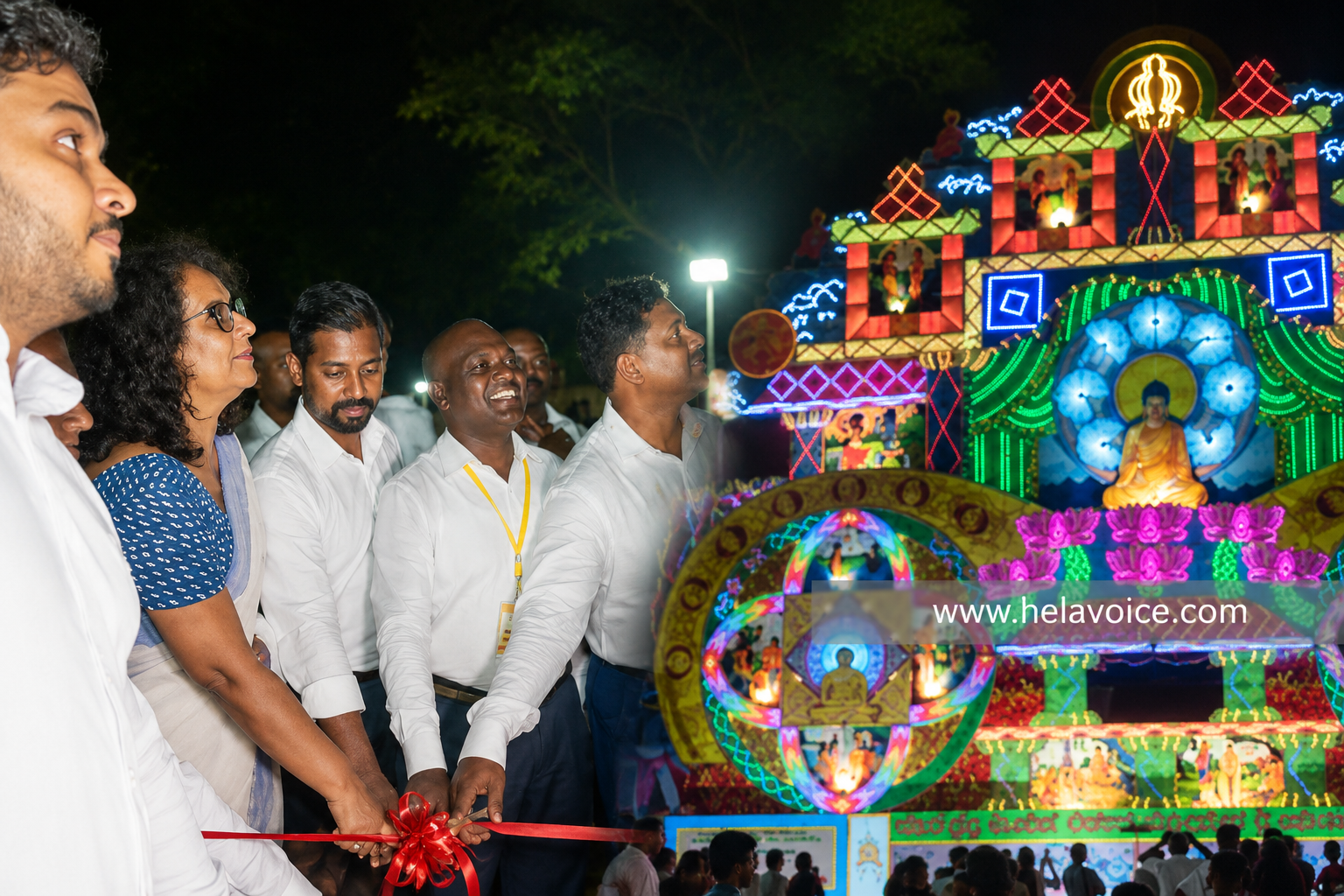 වෙසක් නිමිත්තෙන් බොරැල්ල සහ ග්රෑන්ඩ්පාස් තොරණ අග්රාමාත්යවරිය අතින් විවෘත කෙරේ