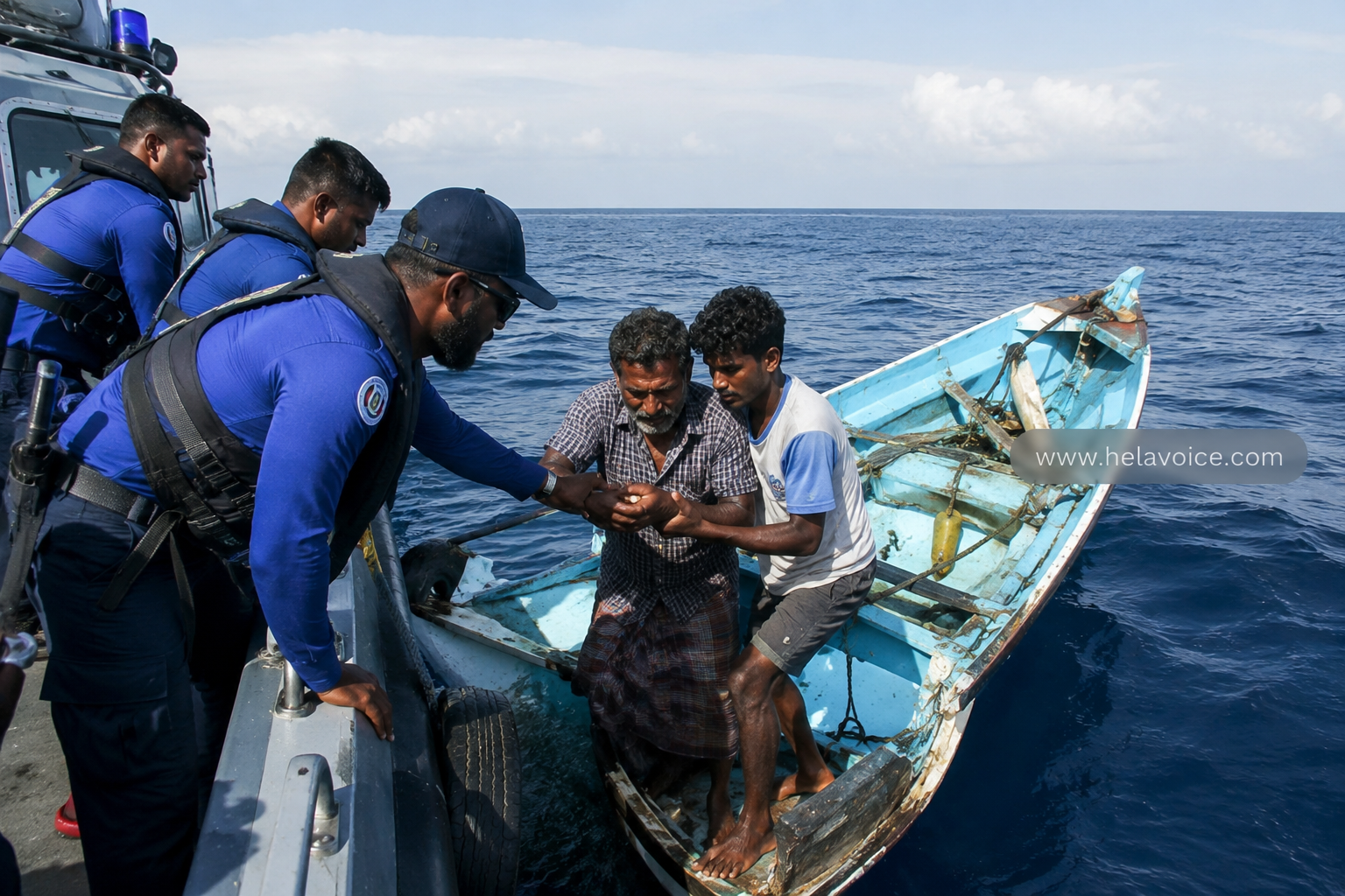 ත්රිකුණාමල මුහුදේ ධීවර යාත්රාවක් අනතුරට - පියා සහ පුත්රයා නාවික හමුදාව බේරාගනී